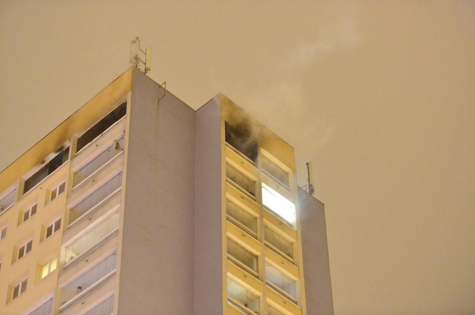 Na sídlišti v Praze-Bohnicích hořelo v jednom z panelových domů.