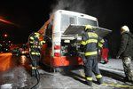 Hasiči v Čimické ulici likvidovali požár v motorové části autobusu.
