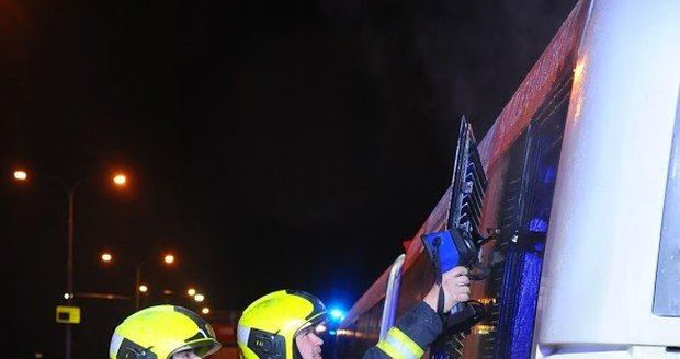 Hasiči v Čimické ulici likvidovali požár v motorové části autobusu.