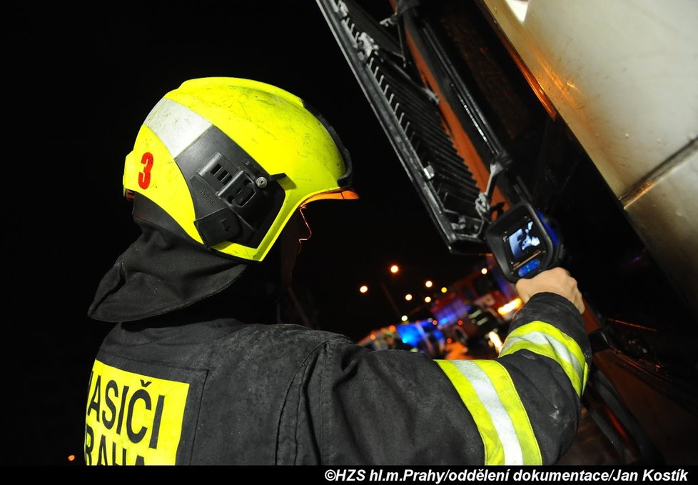 Hasiči v Čimické ulici likvidovali požár v motorové části autobusu.