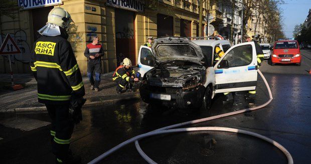 Po Vinohradech se valil hustý dým: V Korunní ulici hořelo auto