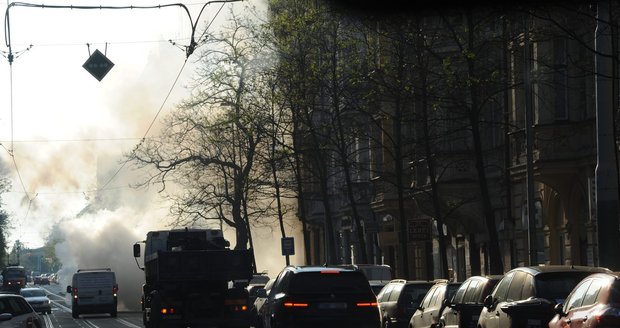 Na Vinohradech hořelo auto, situaci vyřešil zásah hasičů.