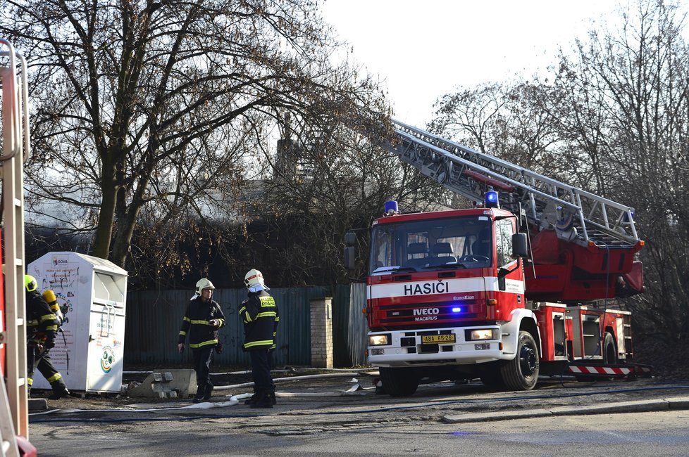 Na Bohdalci vzplanul dům, ve kterém se natáčela Obecná škola.