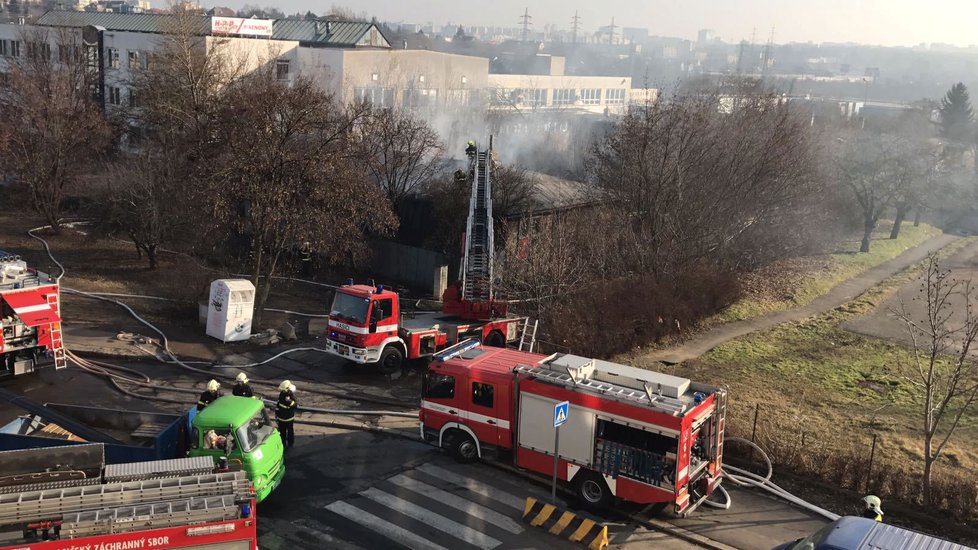 Na Bohdalci vzplanul dům, ve kterém se natáčela Obecná škola.