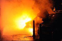 Noční požár aut v Nuslích: Majitelům vznikla škoda za půl milionu