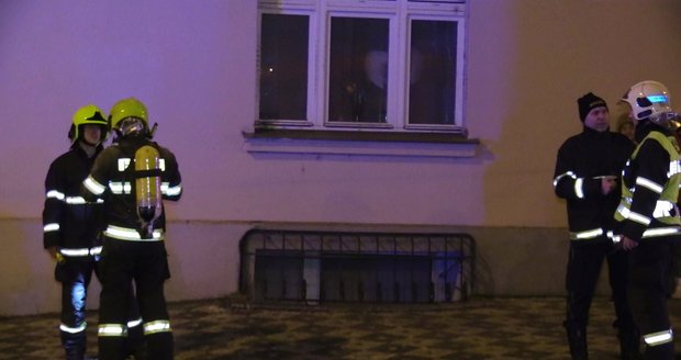 Ve Svatovítské ulici v noci hořel obytný dům, záchranné složky vysvobodily muže a kotě.