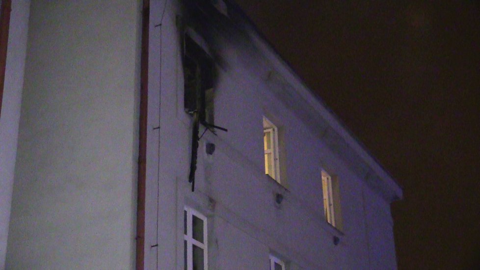 Na Žižkově evakuovali během požáru dům, jeden člověk uhořel.