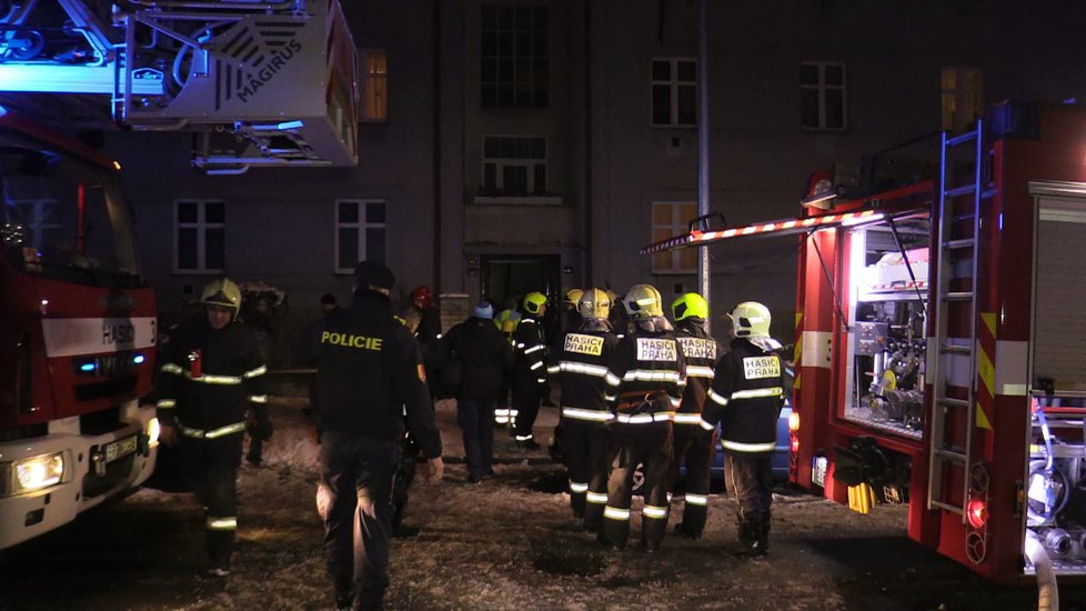 Na Žižkově evakuovali během požáru dům, jeden člověk uhořel.