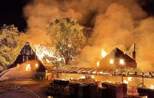 Šest hodin boje s plameny a zraněný hasič: Pila lehla popelem