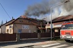 Při hašení požáru rodinného domu s autoservisem ve Studénce na Novojičínsku se zranili dva hasiči.