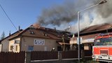 Střecha domu s autoservisem v plamenech: Dva zranění hasiči a škody do milionů