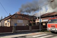 Střecha domu s autoservisem v plamenech: Dva zranění hasiči a škody do milionů