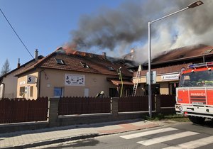 Při hašení požáru rodinného domu s autoservisem ve Studénce na Novojičínsku se zranili dva hasiči.