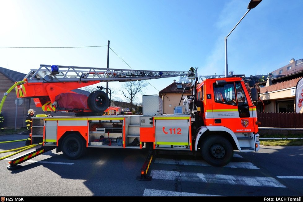 Při hašení požáru rodinného domu s autoservisem ve Studénce na Novojičínsku se zranili dva hasiči.