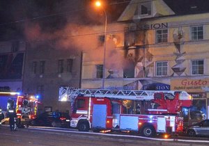 V centru Plzně hořel penzion. Hasiči zachraňovali jednoho muže z okenní římsy.