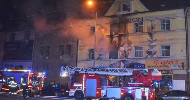V Plzni hořel penzion: Hasiči sundavali muže, který balancoval na okenní římse