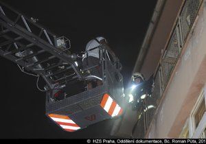 Při středečním nočním zásahu evakuovali brněnští hasiči 9 obyvatel ubytovny. (Ilustrační foto.)