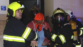 Při požáru bytu v Praze 10 hasiči zachránili 17 osob.