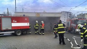 Požár v metru na Palmovce: Na místě je 5 hasičských jednotek, evakuují stanici.