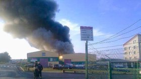 V areálu firmy Ravak v Příbrami hoří: Požáru měla předcházet exploze