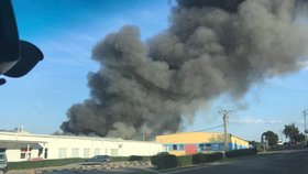 V areálu firmy Ravak v Příbrami hoří: Požáru měla předcházet exploze