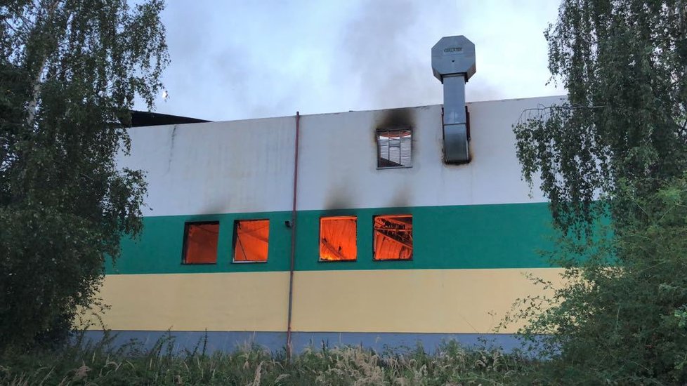 V areálu firmy Ravak v Příbrami hoří: Hasiči vyhlásili třetí stupeň poplachu