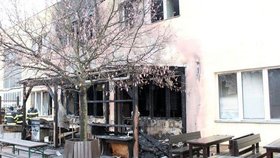 Únorový pyromanův požár stačil značně poškodit vybavení restaurace, včetně bowlingových drah.