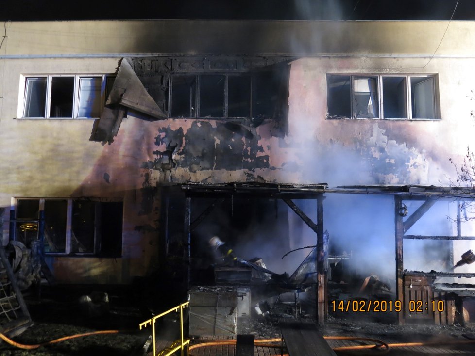 Únorový pyromanův požár stačil značně poškodit vybavení restaurace, včetně bowlingových drah.