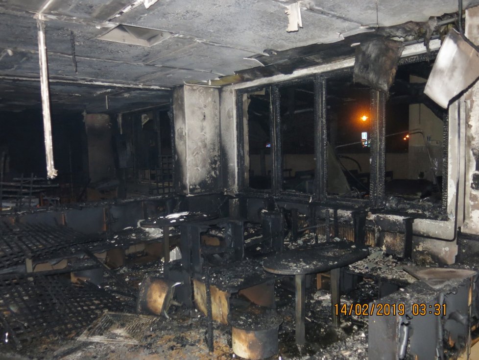 Únorový pyromanův požár stačil značně poškodit vybavení restaurace, včetně bowlingových drah.