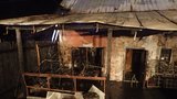 Požár domu ve Vítkově: Desítky kilogramů vybuchující pyrotechniky bránily hasičům v práci