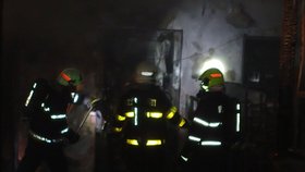 Požár domu ve Vítkově: Desítky kilogramů vybuchující pyrotechniky bránily hasičům v práci