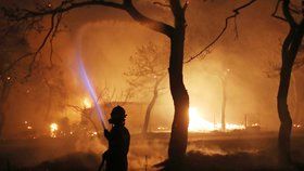 Počet obětí ničivého požáru východně od Atén stoupl na 79, informoval ve středu řecký hasičský sbor. Raněno bylo nejméně 187 lidí, včetně 23 dětí. Není jasné, kolik osob se pohřešuje