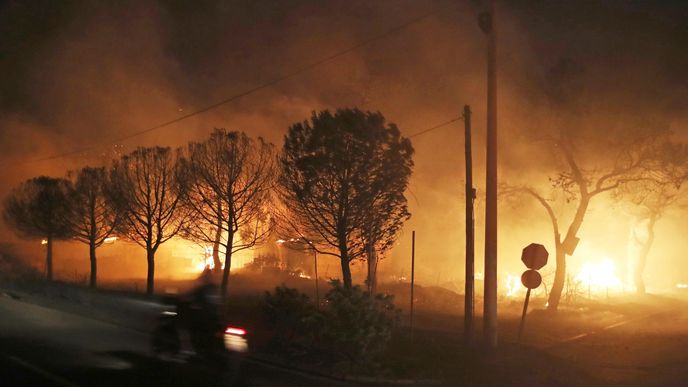 Při lesních požárech v Řecku zahynulo nejméně 50 lidí