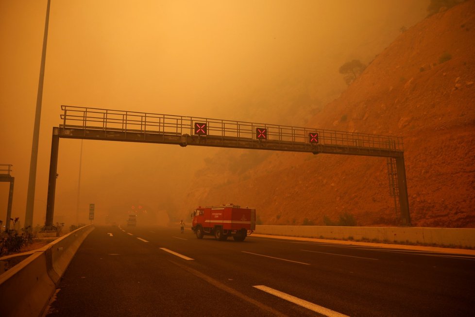 Při lesních požárech v Řecku zahynulo nejméně 24 lidí