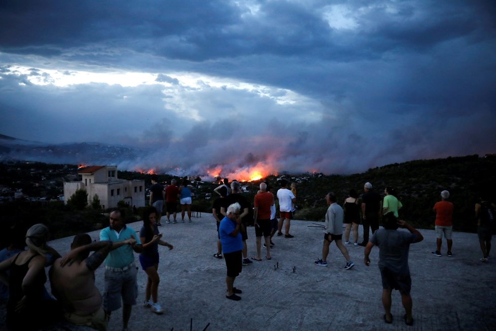Při lesních požárech v Řecku zahynulo nejméně 24 lidí.