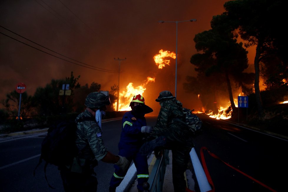 Při lesních požárech v Řecku zahynulo nejméně 24 lidí.