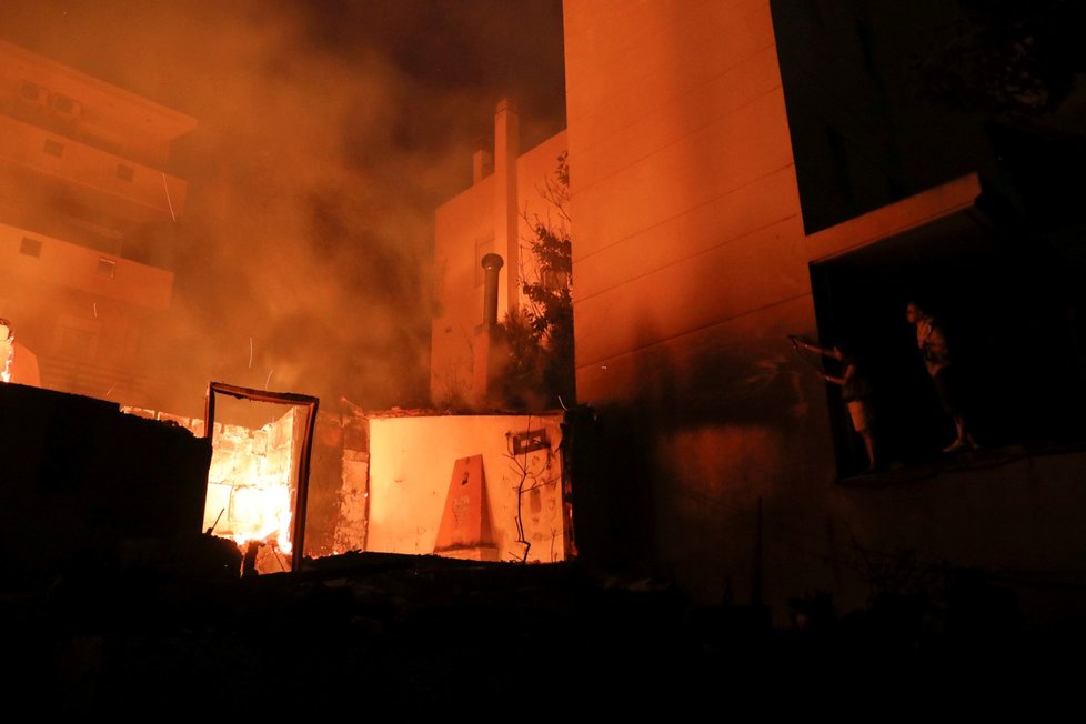 Počet obětí požáru východně od Atén stoupl na 79, informoval řecký hasičský sbor. Raněno bylo nejméně 187 lidí.