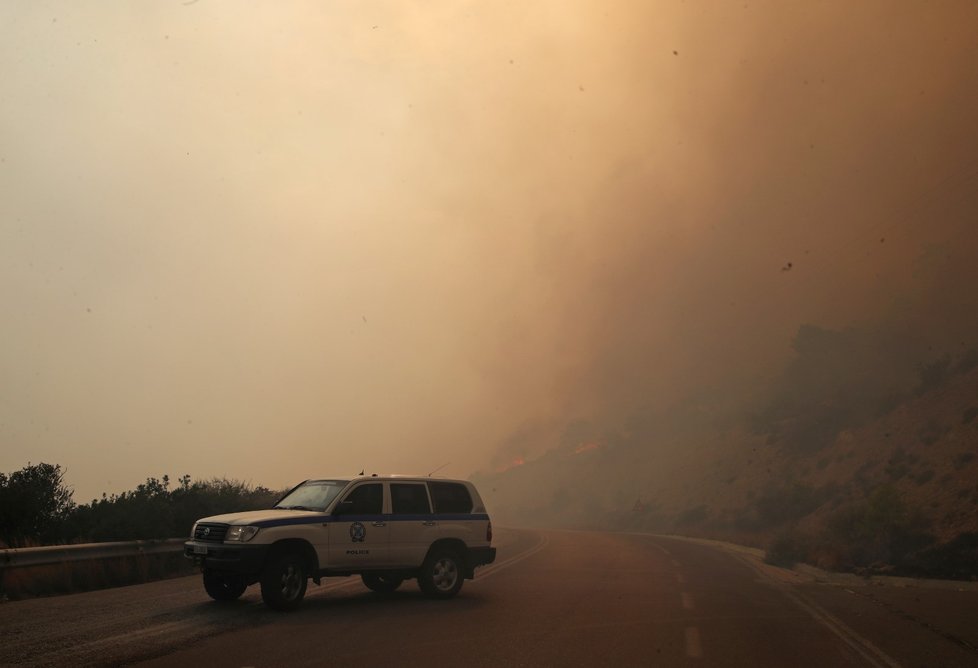 Při lesních požárech v Řecku zahynulo nejméně 24 lidí