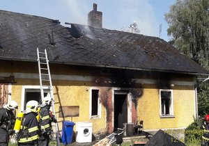 V Újezdě Svatého Kříže u Bělé nad Radbuzou hořel ve středu ráno rodinný dům.