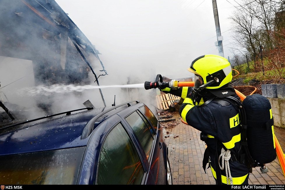 Smutné Vánoce Katčiny rodiny: Vyhořel jim dům v Rychvaldě, pomocnou ruku podalo město.