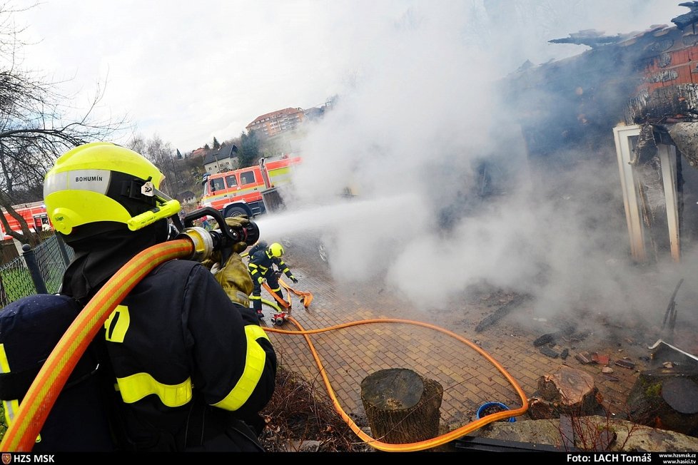 Smutné Vánoce Katčiny rodiny: Vyhořel jim dům v Rychvaldě, pomocnou ruku podalo město.