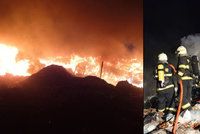 V Markvarticích hořely odpadky: Doutnající skládku hlídají hasiči