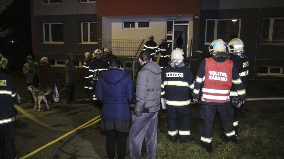Ve Slaném vybuchla varna drog, 20 lidí bylo evakuováno