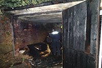 Dva mrtví po požáru v Chebu: Plameny udělaly z malé garáže peklo na zemi