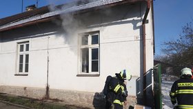 Otřesný nález po požáru na Táborsku: V domě našli uhořelého muže.