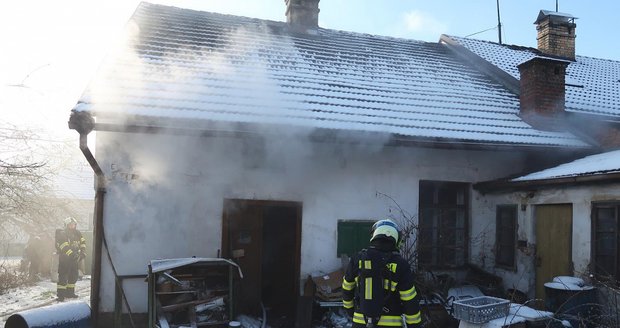 Otřesný nález po požáru na Táborsku: V domě našli uhořelého muže