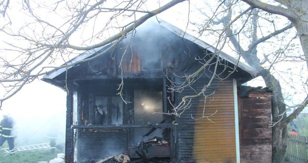 V chatě v Tachově uhořeli tři lidé: Policie už zná totožnost jednoho z nich