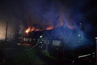15 hodin hašení! Při požáru ruiny na Znojemsku se zranil hasič: Bezdomovce zachránili