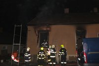 Rodinný domek, který sloužil jako ubytovna, zachvátil požár: Seniorku v bezvědomí vynesli