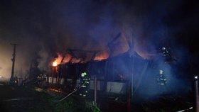 Celých 15 hodin zasahovaly desítky jednotek hasičů u požáru bývalé ubytovny v Šanově na Znojemsku. Podařilo se jim přitom zachránit z plamenů jednoho bezdomovce.